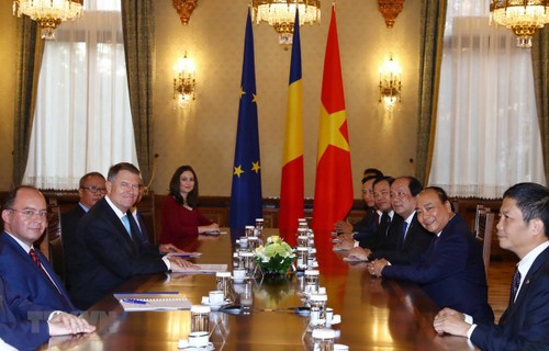 Premierminister Nguyen Xuan Phuc trifft rumänische Spitzenpolitiker - ảnh 1