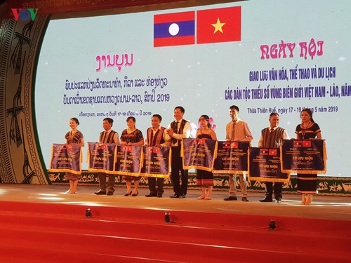 Eröffnung des Kulturaustausches der ethnischen Minderheiten in Vietnam und Laos - ảnh 1