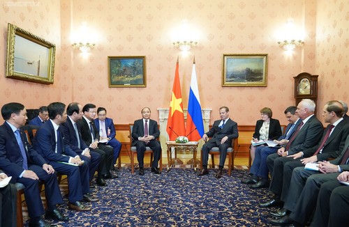 Premierminister Nguyen Xuan Phuc führt Gespräche mit russischem Amtskollegen - ảnh 1