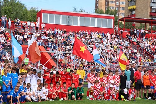 Fußballfreundschaftsspiel der Junioren in Russland - ảnh 1