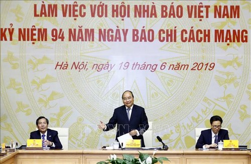 Premierminister Nguyen Xuan Phuc besucht Verein der vietnamesischen Journalisten - ảnh 1