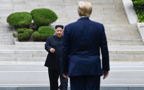 US-Präsident Donald Trump und Nordkoreas Staatschef Kim Jong-un treffen sich - ảnh 1