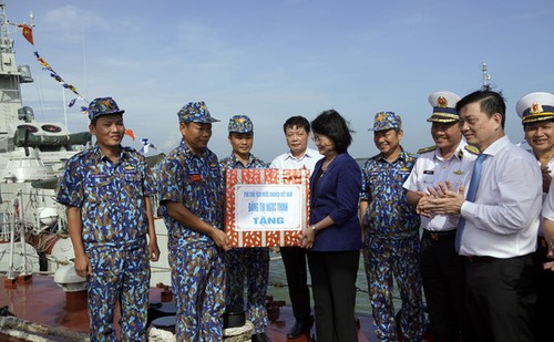 Vizestaatspräsidentin Dang Thi Ngoc Thinh besucht Marine der Zone 2 - ảnh 1