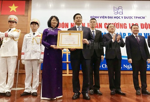 Krankenhaus der Hochschule für Medizin und Pharmazeugnisse in Ho Chi Minh Stadt erhält Arbeitsorden erster Klasse - ảnh 1