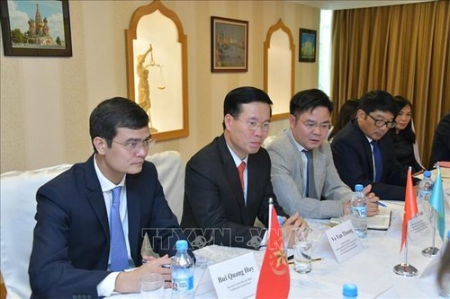 Leiter der Abteilung für Information und Erziehung der Partei Vo Van Thuong auf Arbeitsbesuch in Kasachstan - ảnh 1