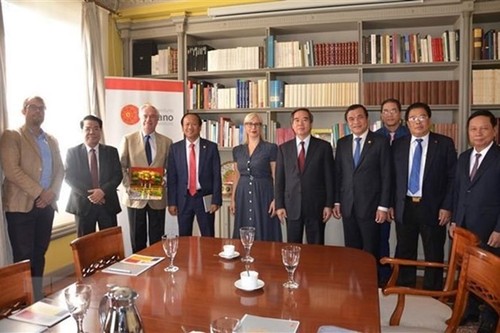 Leiter der Wirtschaftsabteilung der Partei Nguyen Van Binh besucht Spanien - ảnh 1