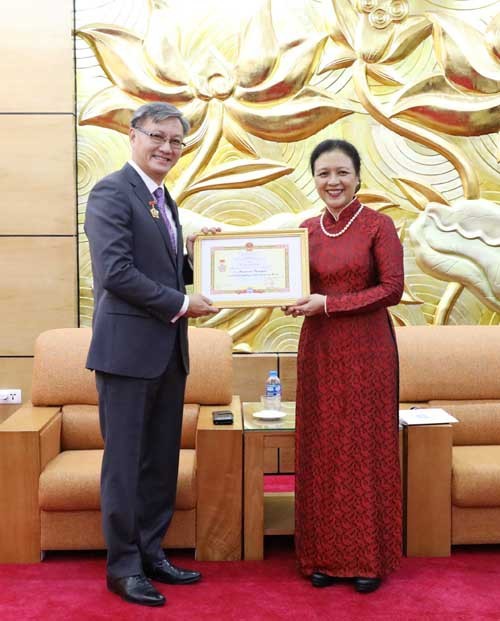 Auszeichnung für Frieden und Freundschaft der Völker an laotischen Botschafter in Vietnam - ảnh 1
