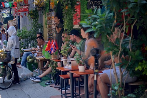 Einzigartiges Erlebnis mit Kaffee am Gleis in Hanoi - ảnh 4