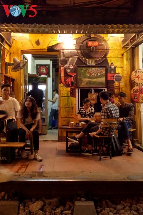 Einzigartiges Erlebnis mit Kaffee am Gleis in Hanoi - ảnh 12