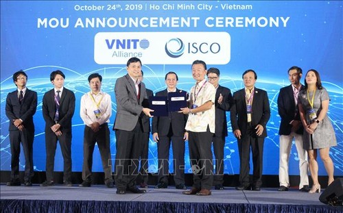 Eröffnung der Konferenz über Entwicklung der Dienstleistungen für vietnamesische Informationstechnologie - ảnh 1