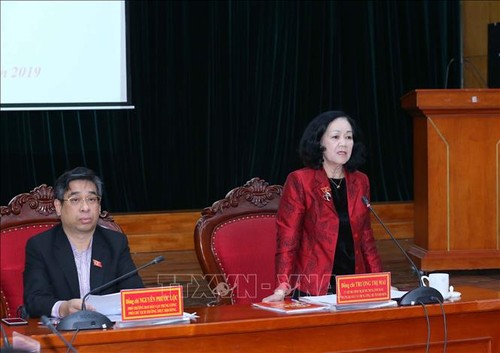 Leiterin der Abteilung für Volksaufklärung der Partei Truong Thi Mai trifft Leiter vietnamesischer Vertretung im Ausland - ảnh 1