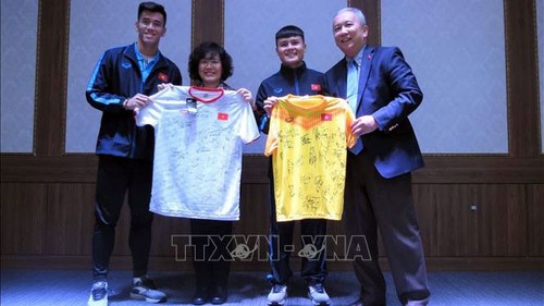 Vietnamesischer Botschafter in Südkorea besucht Quartier der vietnamesischen Fußballnationalmannschaft - ảnh 1