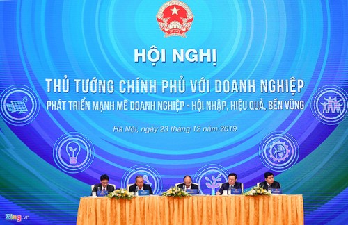 Konferenz zwischen Premierminister Nguyen Xuan Phuc und Unternehmen - ảnh 1