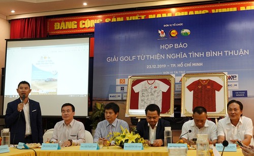 Premierminister Nguyen Xuan Phuc lässt Fußballtrikos der vietnamesischen Fußballmannschaft der Frauen versteigern - ảnh 1