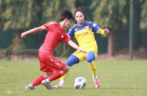 Vietnamesische Fußballmannschaft der Frauen unterliegt U16 PVF - ảnh 1