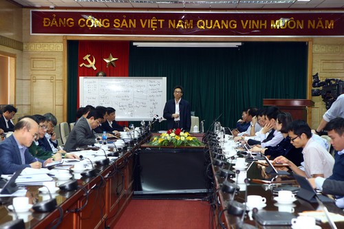 Vizepremierminister Vu Duc Dam überprüft Zentralverwaltung zur Unterstützung der Behandlung von COVID-19-Patienten - ảnh 1