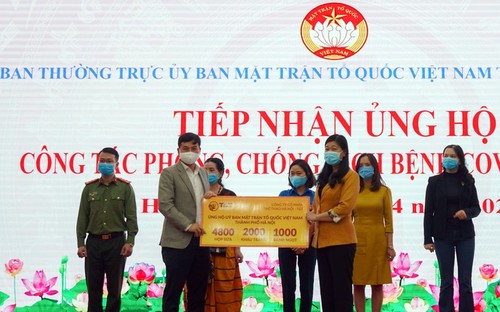 Fußballspieler von FC Hanoi spenden einen Tageslohn zur Bekämpfung der COVID-19-Pandemie - ảnh 1