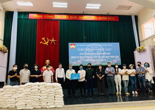 Trong Tan und Künstler schenken sieben Tonnen Reis an Armen - ảnh 1