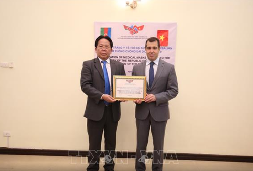 Vietnam schenkt Aserbaidschan 10.000 Mundschutzmasken zur Bekämpfung der COVID-19-Pandemie - ảnh 1