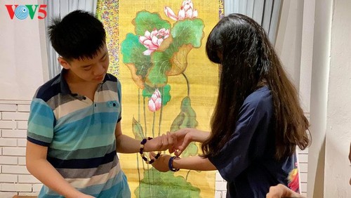 Kinder informieren sich über traditionelle Dui-Seiden Vietnams - ảnh 10
