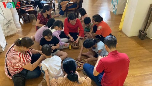 Kinder informieren sich über traditionelle Dui-Seiden Vietnams - ảnh 8