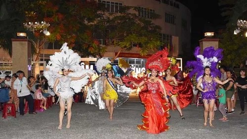Fachschule für Kultur und Kunst in Danang eröffnet Straßen-Gala - ảnh 1
