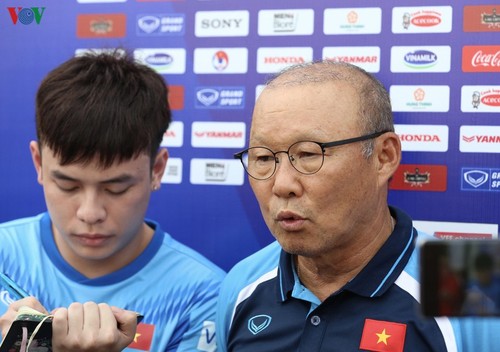 Trainer Park Hang Seo zeigt Star-Ensemble vom Fußballklub Hoang Anh Gia Lai die Balltechniken  - ảnh 1