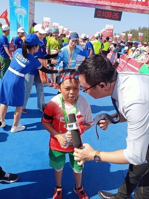 Kleiner Mann erobert Marathon-Strecke zu Ly Son - ảnh 1