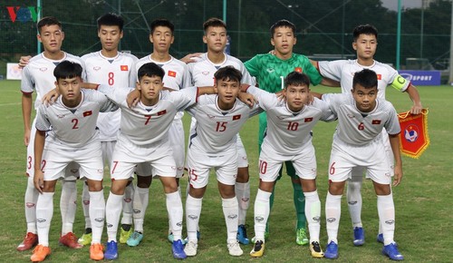 U16-Fußballnationalmannschaft Vietnams spielt gegen Katar - ảnh 1