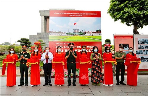 Fotoausstellung über “Ho Chi Minh Mausoleum-Ewige Blüte“ - ảnh 1