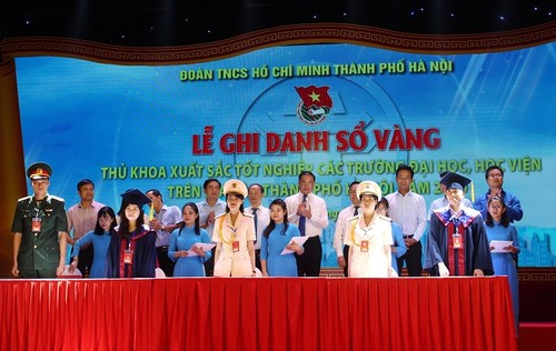 88 Hochschulabsolventen in Hanoi mit Bestnoten in ihrem Fach werden in goldenes Buch eingetragen - ảnh 1
