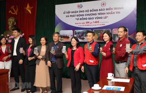 Das Zentrale Rote Kreuz Vietnams startet SMS-Kampagne für Flutopfer in Zentralvietnam - ảnh 1