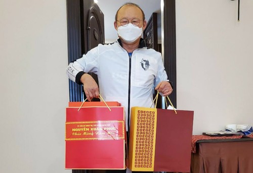 Premierminister Nguyen Xuan Phuc hat Geschenk für Fußballtrainer Park Hang-seo - ảnh 1