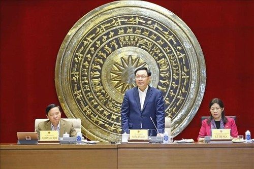 Parlamentspräsident Vuong Dinh Hue tagt mit Mitgliedern des Justizausschusses - ảnh 1