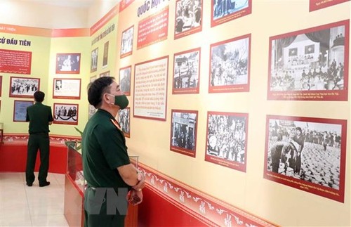 Ausstellung über “Vietnamesische Parlaments-Reform und Entwicklung“ - ảnh 1