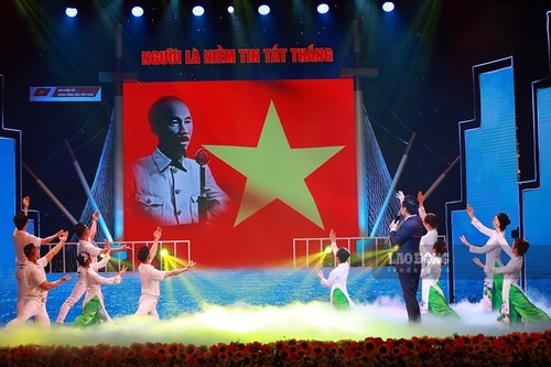 Gala zum 110. Jahrestag, in dem Präsident Ho Chi Minh Vietnam verließ  - ảnh 1