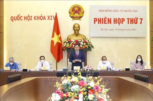 Parlamentspräsident Vuong Dinh Hue leitet Sitzung des nationalen Wahlrats - ảnh 1