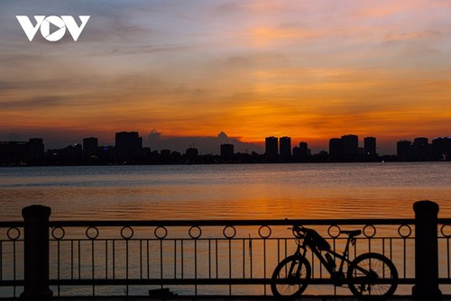 Schönheit Hanois bei Sonnenuntergang am Westsee - ảnh 14