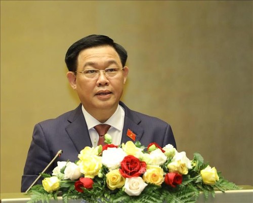 Vorsitzender des Ständigen Ausschusses des Volkskongresses Chinas Li Zhanshu gratuliert seinen vietnamesischen Kollegen - ảnh 1