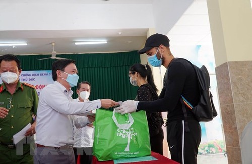 Ermutigung und Geschenke für die von der COVID-19- Pandemie betroffenen Ausländer in Vietnam - ảnh 1