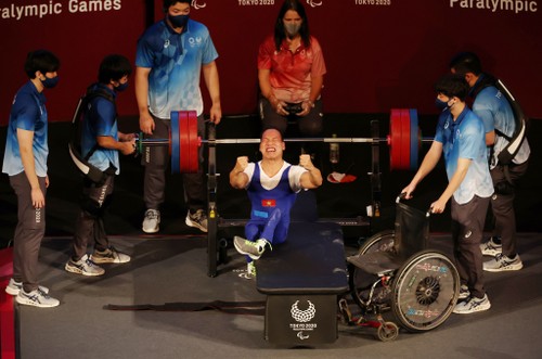 Silbermedaille für Le Van Cong im Gewichtheben bei Paralympics in Tokio - ảnh 1