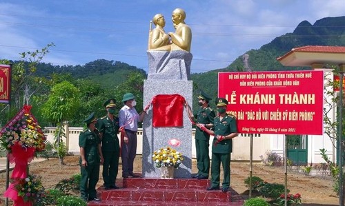 Einweihung der Statue von “Onkel Ho mit Grenzsoldaten” - ảnh 1