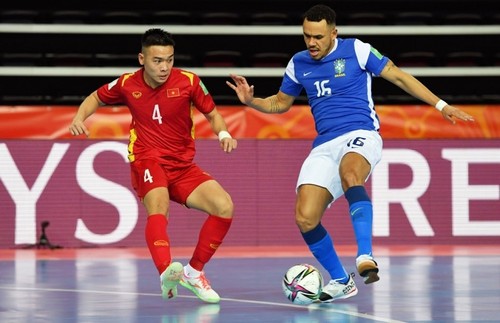 Vietnamesische Futsalmannschaft verliert gegen Brasilien - ảnh 1