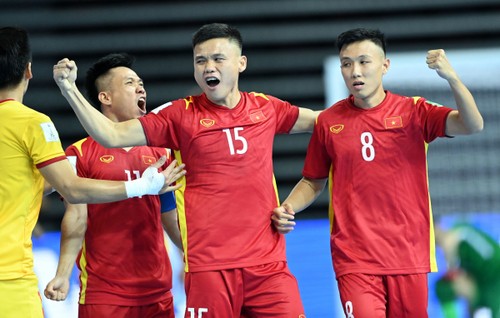 Vietnamesische Futsalspieler sind glücklich, ein Tor gegen Brasilien geschossen zu haben - ảnh 1
