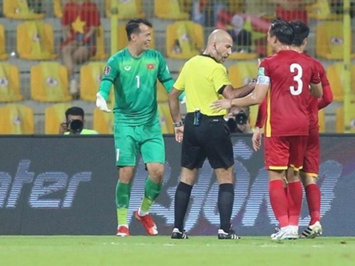 Bekannte Schiedsrichter beim Spiel Vietnam gegen Oman - ảnh 1
