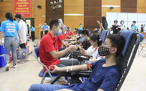  Freiwillige Blutspende “Rosa-Windrad 2021” in Hanoi - ảnh 1