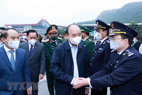 Staatspräsident Nguyen Xuan Phuc besucht den Grenzübergang der Freundschaft - ảnh 1