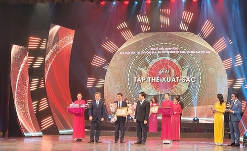 Premierminister Pham Minh Chinh nimmt an Preisverleihung „Presse des goldenen Hammers und der goldenen Sichel” teil - ảnh 1