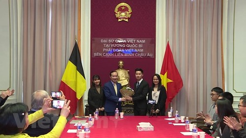 Vietnamesische Studenten in Belgien richten sich nach Vietnam - ảnh 1