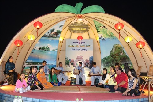 Festival Don Ca Tai Tu findet in der Stadt Can Tho statt  - ảnh 1